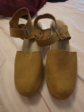 Bryr Closed-Toe Tan Leather Clogs with Ankle Strap